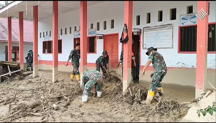Bangunan Sekolah Diterjang Banjir Bandang, Belajar Mengajar Dialihkan ke Rumah
