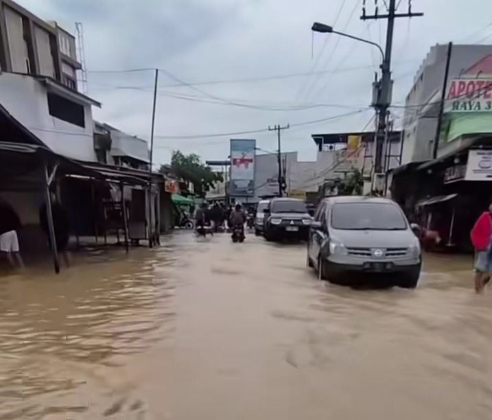 Hujan Deras dan Angin Kencang Sebabkan Banjir Parah di Medan Saat Pilkada Serentak 2024