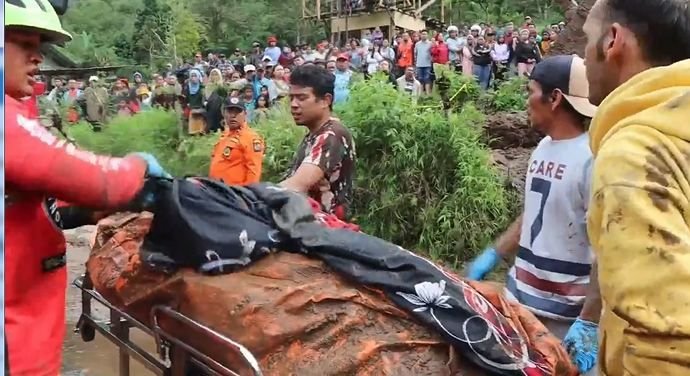 SAR Gabungan Temukan 4 dari 10 Korban Longsor di Karo