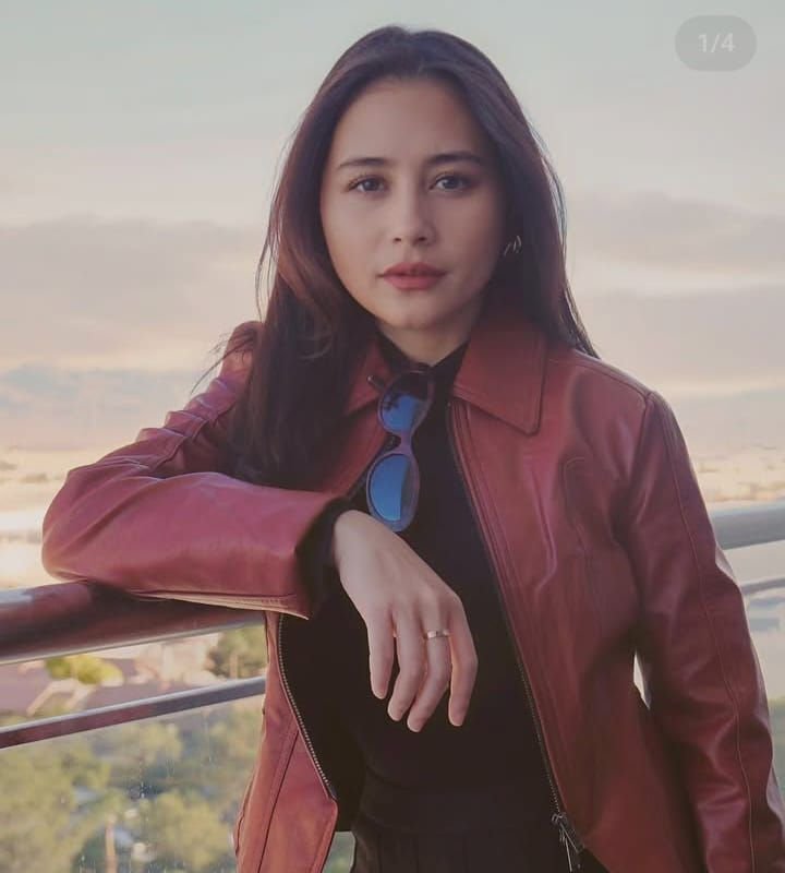 Prilly Latuconsina Serius Belajar Bahasa Isyarat