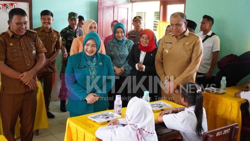 Pj Bupati Langkat Dampingi Ketua TP PKK Sumut Pantau Pemberian Makan Gratis