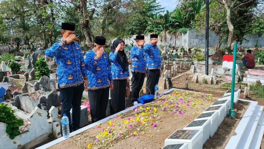 KORPRI Ziarah Makam Mantan Ketua Langkat