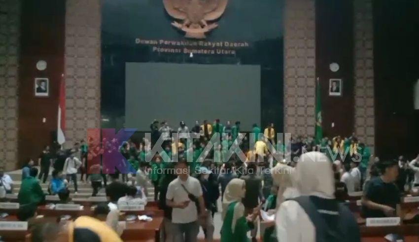 Mahasiswa Kuasai Gedung Paripurna DPRD Sumut