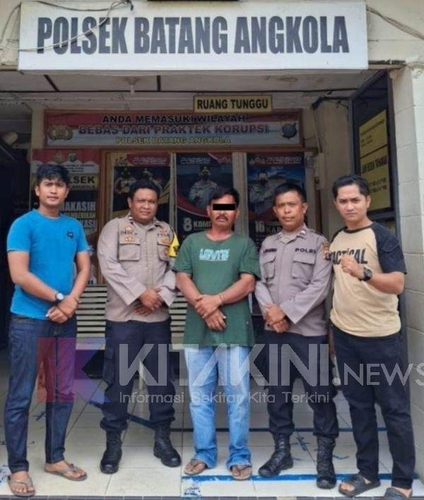 Warga Serahkan Terlapor Pelecehan Seksual 2 Gadis Yatim ke Polsek Batang Angkola