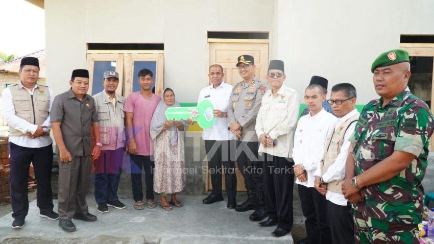 Faisal Hasrimy Serahkan Rumah Baru untuk Korban Kebakaran di Langkat