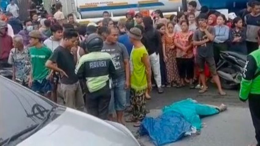 Pengendara Sepeda Motor Tewas Terlindas Tangki, Tergelincir di Jalan Licin