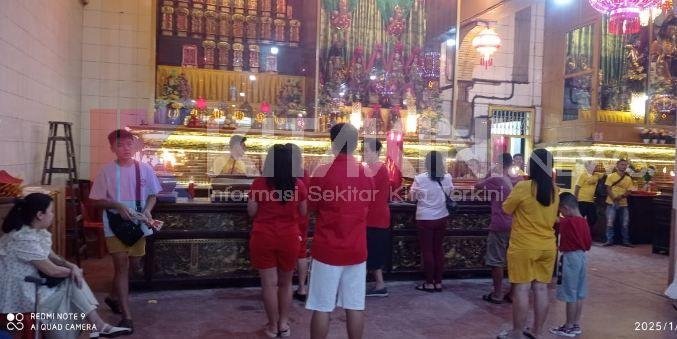 Umat Tionghoa Penuhi Vihara Setia Budi untuk Beribadah di Perayaan Imlek 2576