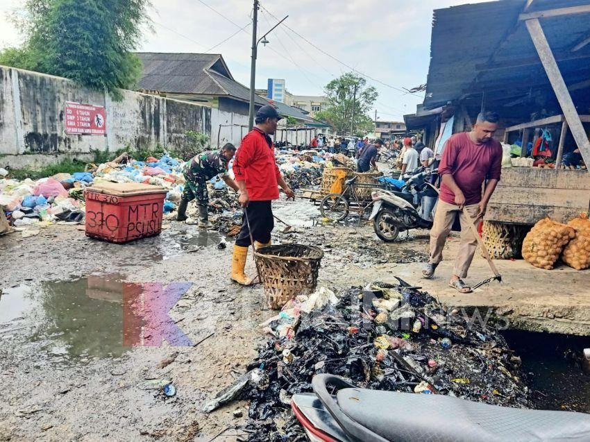 TNI/Polri Bersama Warga Gotong Royong Bersihkan Pasar Pangkalan Susu