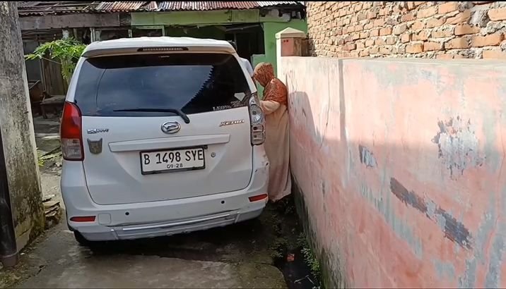 Mobil Minibus "Tak Bertuan" Terpakir di Gang Buntu, Warga Gak Bisa Keluar