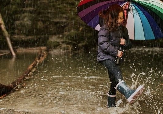 Mandi Hujan Bikin Kekebalan Tubuh Anak Meningkat