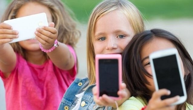Makin Ramai Negara Larang Anak Main Gadget, Ini Daftarnya