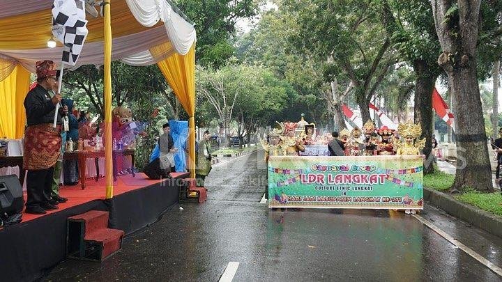 Pj Bupati Langkat Lepas Karnaval 14 Etnis HUT Langkat ke 275 Tahun