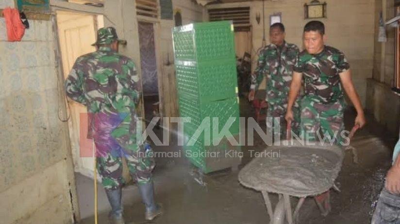 Babinsa Kodim 0212/Tapsel Bersihkan Material Lumpur Banjir Bandang Kotatua