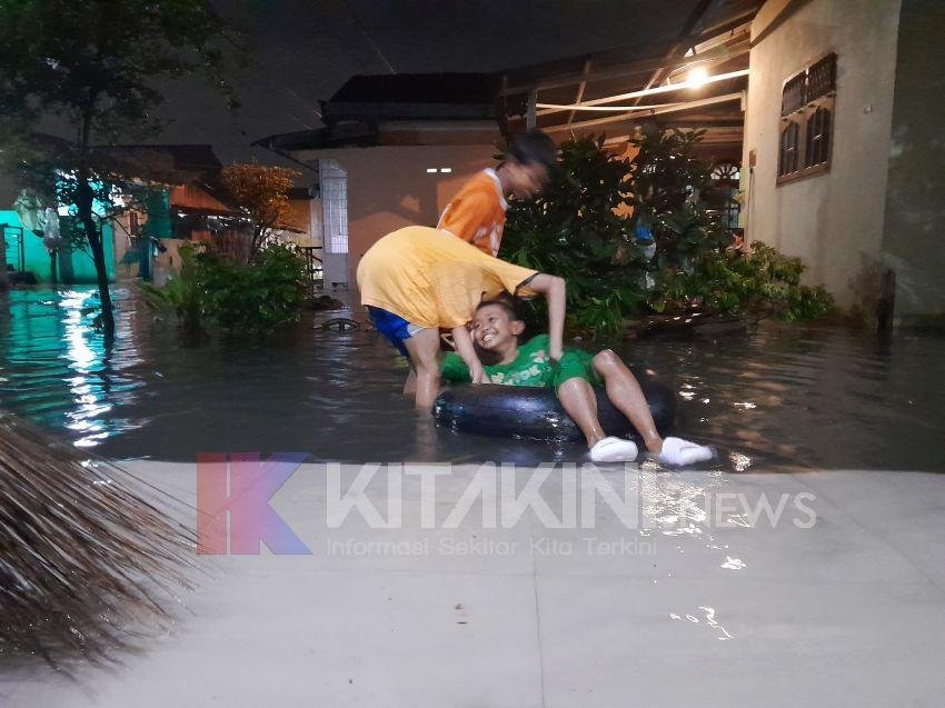Banjir Kawat VI Jadi Ajang Bermain Ban Anak-Anak