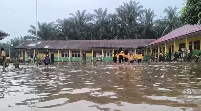 Sekolah Dikepung Banjir, Ratusan Murid SD di Kampar Belajar Daring