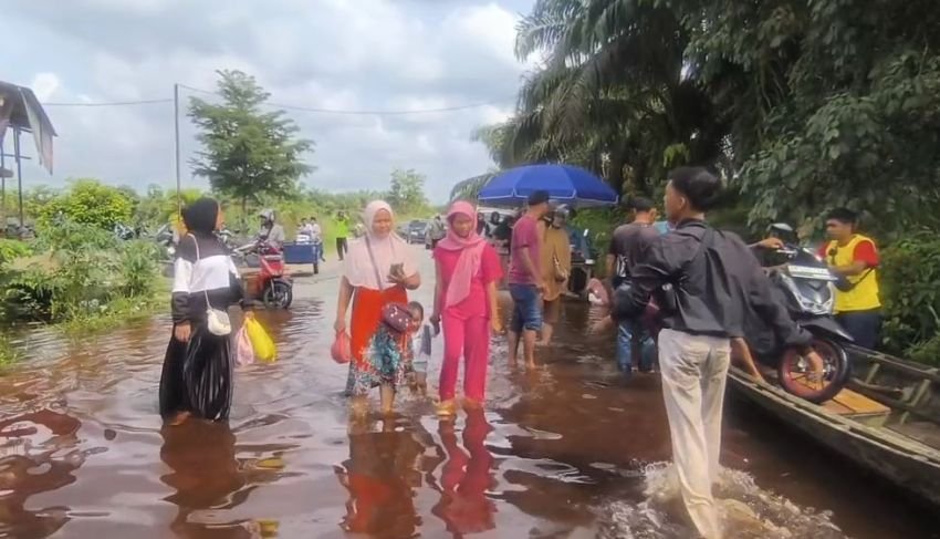 Dua Pekan Terendam Banjir, Ratusan Warga Kampar Tak Kunjung Dapat Bantuan