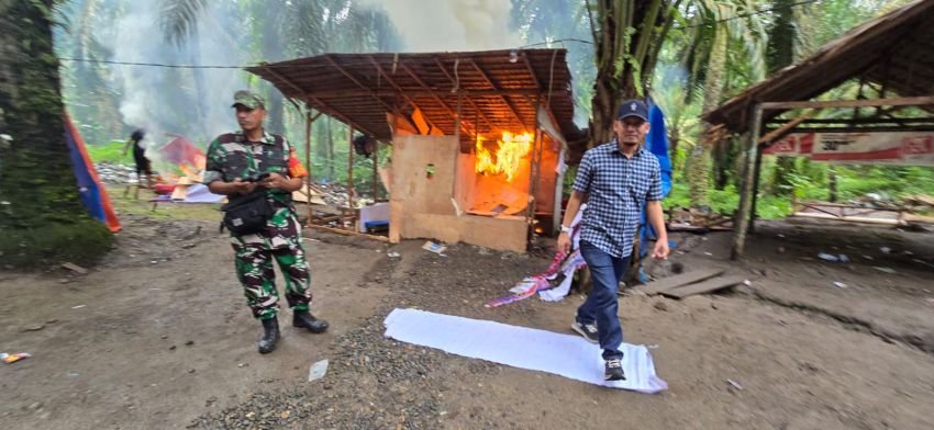 Polres Binjai bersama Kodim Langkat Bakar Barak Narkoba dan Judi di Seibingai