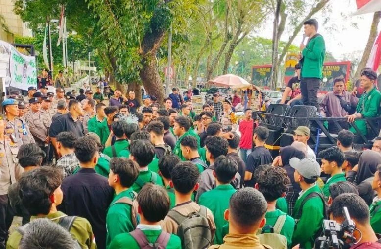 Mahasiswa UINSU Unjuk Rasa di DPRD Sumut Tuntut Efisiensi Anggaran dan Pengesahan RUU Masyarakat Adat