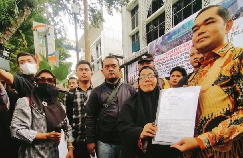 Puluhan Massa Gelar Aksi di DPRD Sumut, Tuntut Penegakan Hukum Kasus Penipuan Casis TNI AD