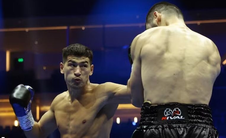 Dmitry Bivol Kembali ke Puncak Usai Kalahkan Artur Beterbiev dalam Pertarungan Sengit di Riyadh