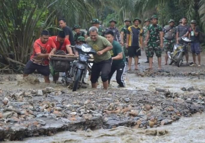 Kisah Inspiratif Satgas TMMD Kodim 0212/Tapsel Bantu Warga Menyeberang Sungai
