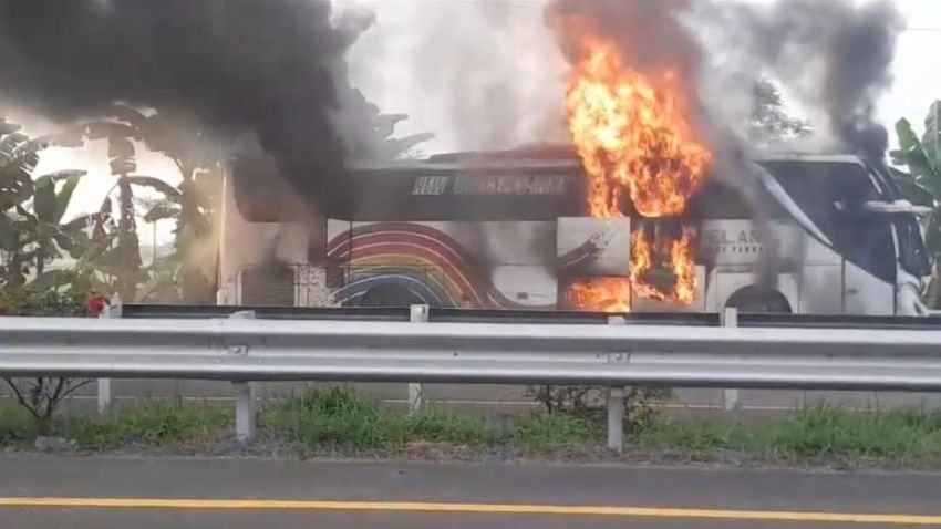 Disenggol Pick Up, Bus Putra Pelangi Terbakar di Tol Medan-Kualanamu-Tebing Tinggi
