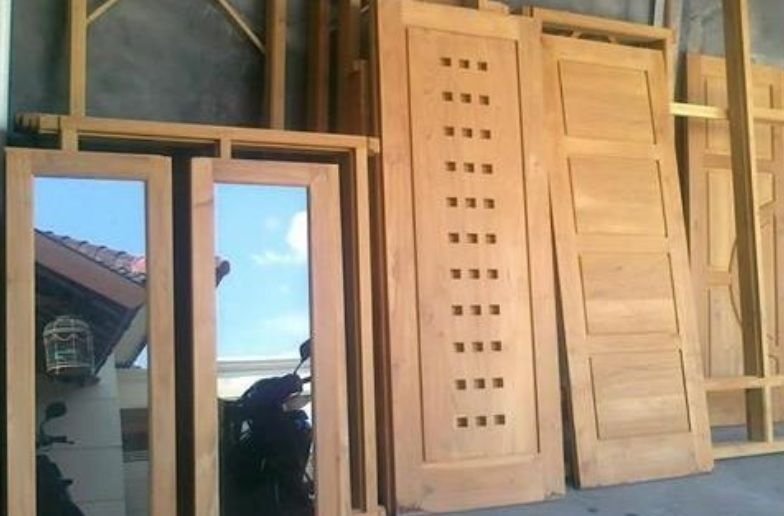 Pilih Mana? Kayu Jati, Meranti, Bengkirai, atau Aluminium untuk Kusen Jendela Anda?