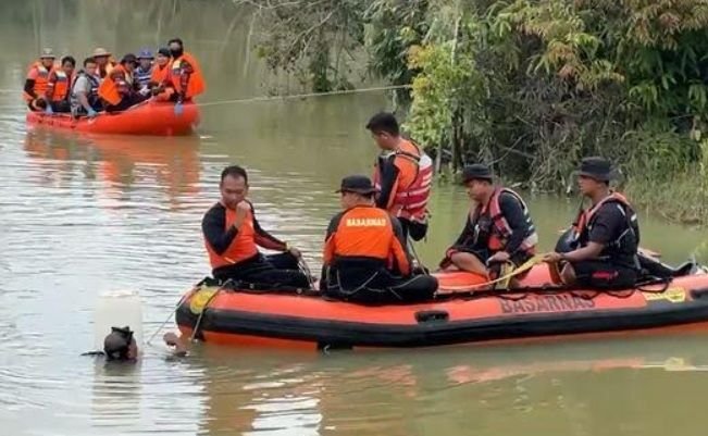 Truk Angkut Puluhan Warga Terjun ke Sungai di Pelalawan, 12 Tewas dan 3 Masih Dicari