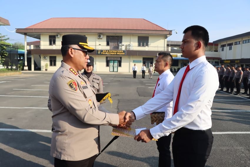 Polrestabes Medan Beri Penghargaan 56 Personel Atas Pengungkapan Kasus Besar