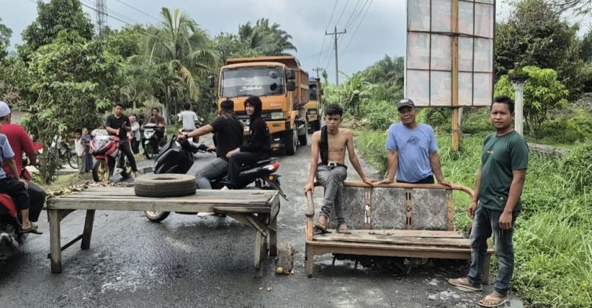 Warga Blokir Jalan di Langkat Sebagai Protes Kerusakan Jalan 22 Tahun Tanpa Perbaikan