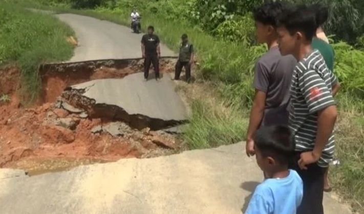 Jalan Penghubung Kecamatan Timpeh di Dharmasraya Amblas, Warga Terpaksa Melalui Jalur Alternatif