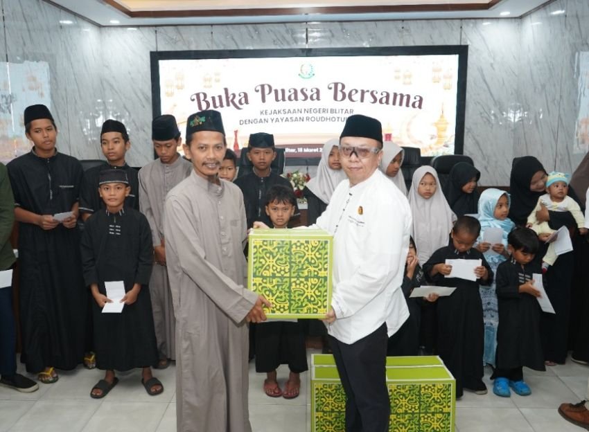 Kejari Kota Blitar Santuni Anak Yatim dan Gelar Buka Puasa Bersama Sambil Perkuat Silaturahmi