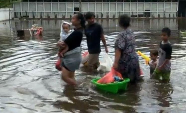 Ribuan Rumah Terendam Banjir di Pekanbaru, Warga Mengungsi Akibat Air yang Terus Meningkat