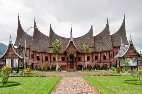 Rumah Gadang: Warisan Arsitektur Minangkabau yang Tahan Gempa dan Banjir