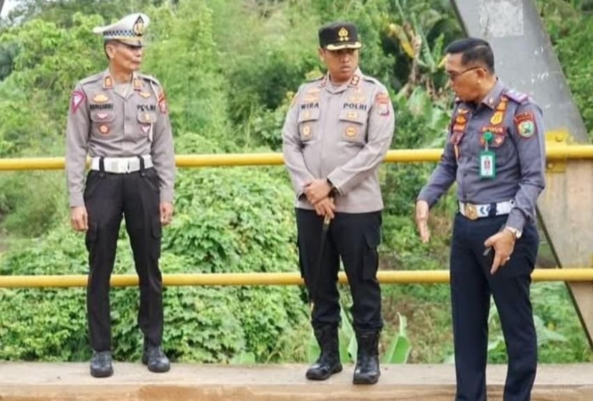 Kapolres Padangsidimpuan Cek Jalan Rusak, Antisipasi Kecelakaan Jelang Idul Fitri 2025