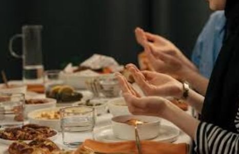 Jangan Langsung Makan Nasi Saat Berbuka, Ini Penjelasan Ahli Gizi