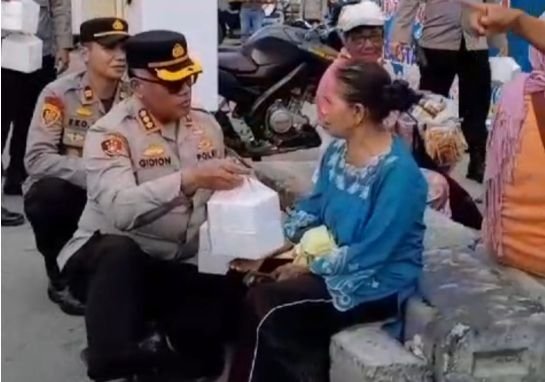 Kapolrestabes Medan dan Kapolsek Medan Tuntungan Bagikan Takjil Gratis di Simpang Selayang