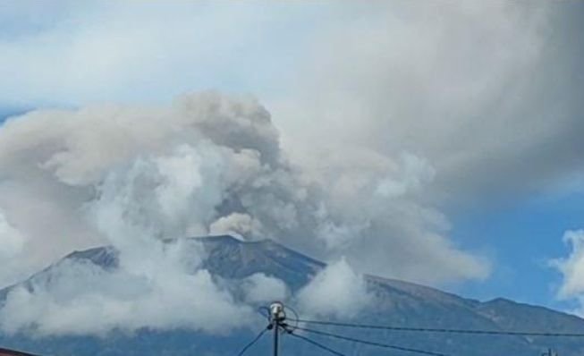 Erupsi Gunung Marapi Hujani Agam dan Tanah Datar dengan Abu Vulkanik