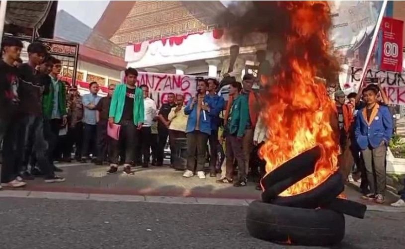 Ratusan Mahasiswa Kepung DPRD Sumbar, Tolak Kebijakan Presiden dan Soroti Masalah Lingkungan