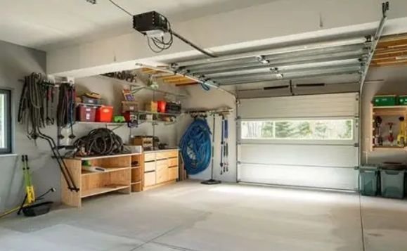 Tak Hanya untuk Mobil, Garasi Bisa Jadi Studio, Kantor, atau Ruang Santai Keluarga