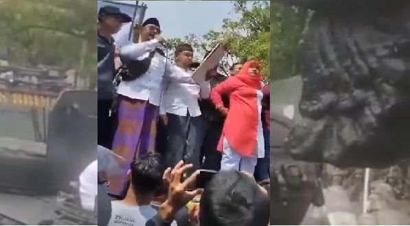 Viral! Pria Berpeci Bacakan "Surat Pengunduran Diri" Bupati Pati di Hadapan Ratusan Ribu Massa